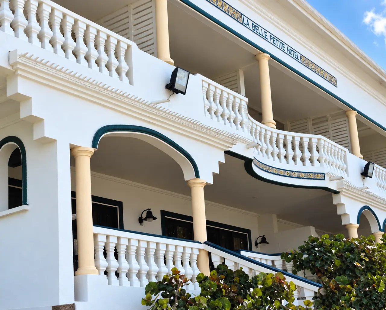 A closer look at cream columns, white balustrades and contrasting teal trim.